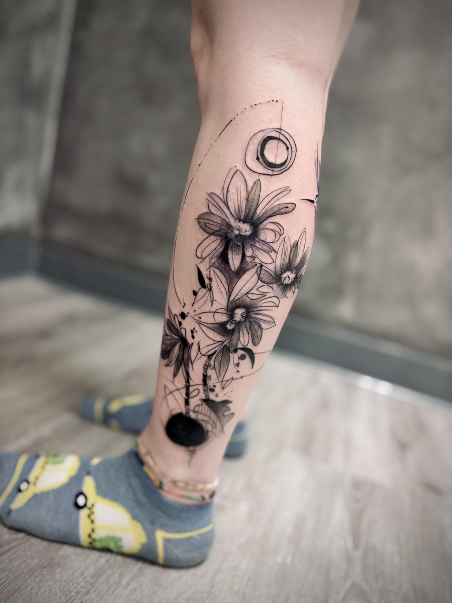 Photo of the tattoo titled Abstract Sketchwork Flowers