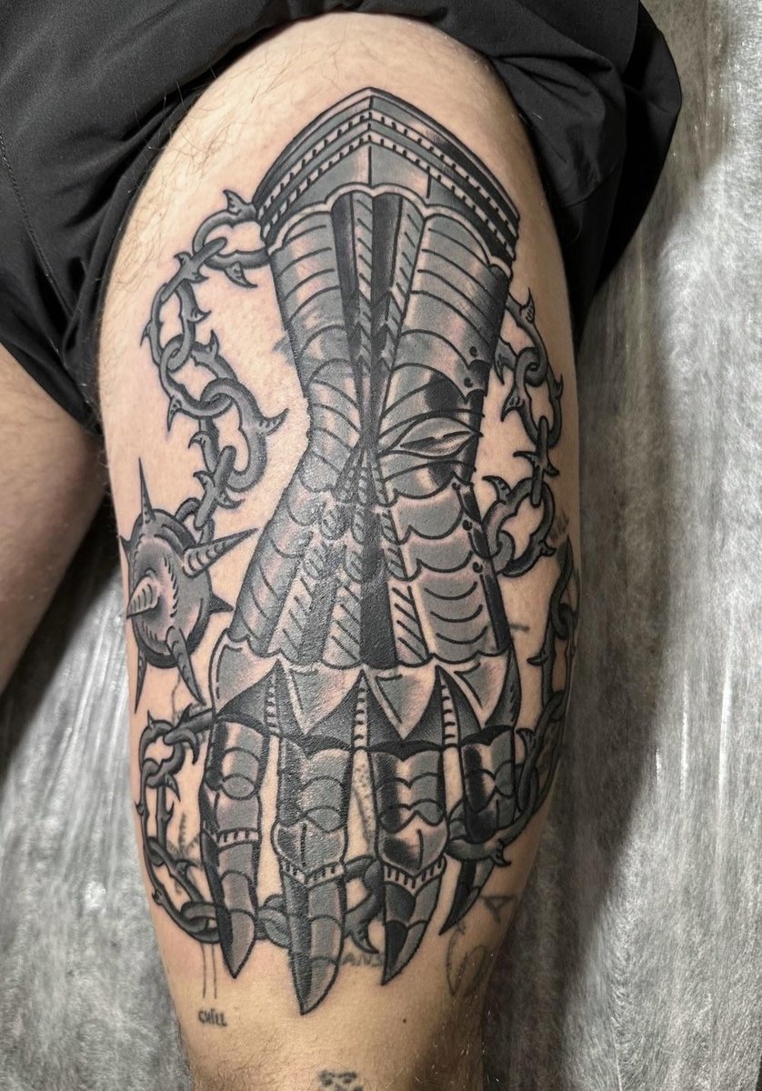 Photo of the tattoo titled Gauntlet Blast Thigh Piece